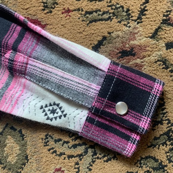 Wrangler Infant Aztec Pink Plaid Flannel Onesie; 12 mos. - Picture 4 of 8